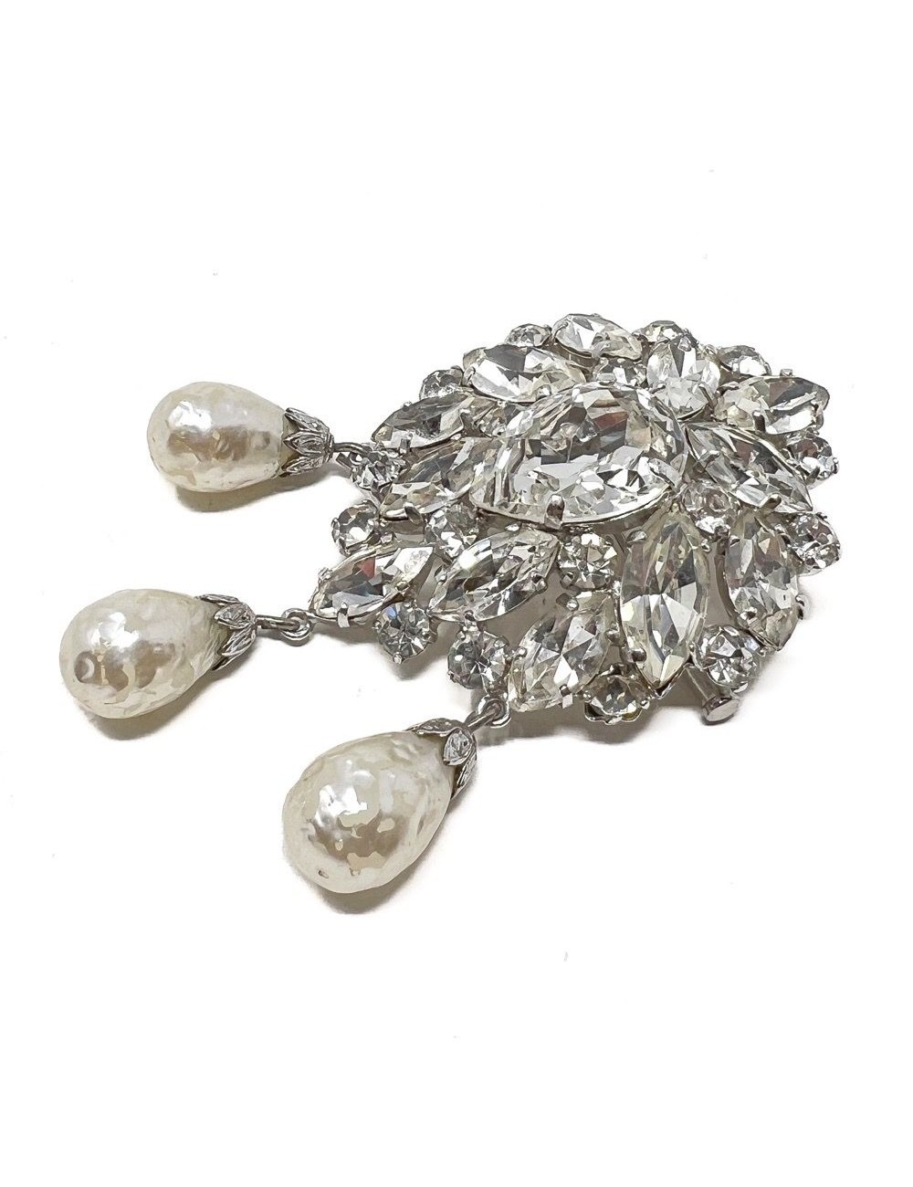 vintage beautiful Christian Dior Flower Pearl Pin Brooch Gold Tone  Accessory 